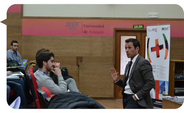 Antonio Jiménez impartiendo una conferencia sobre ventas y productividad en la Universidad de Granada, interactuando con estudiantes.