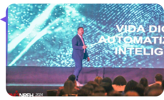 Claudio López Moreno en el escenario hablando sobre "Vida Digital, Automatización e Inteligencia," frente a una audiencia.