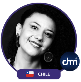 Fotografía en blanco y negro de Cristina Fuentes, doctora en teatro, actriz e investigadora chilena, especialista en mindfulness y comunicación, con el logo de DM y la bandera de Chile.