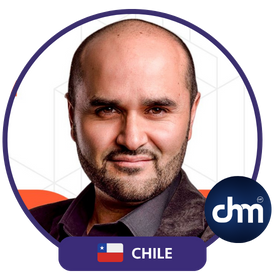 Fotografía de Fernando Veliz, conferencista de Chile, posando con expresión segura y fondo profesional con detalles geométricos.