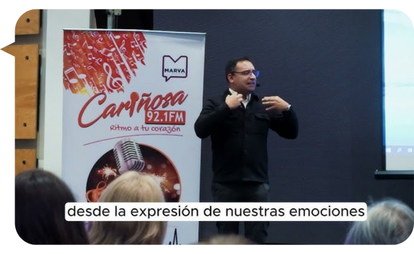 Joaquín Pincheira, conferencista especializado en inteligencia emocional, hablando sobre la importancia de la expresión de emociones durante una conferencia.