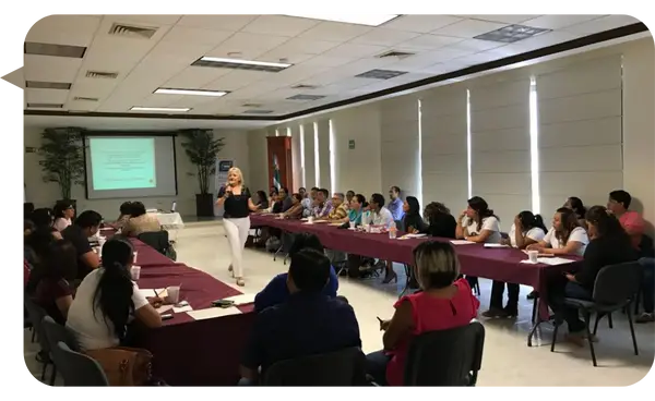 Mónica Reta en acción durante un taller de liderazgo empresarial.