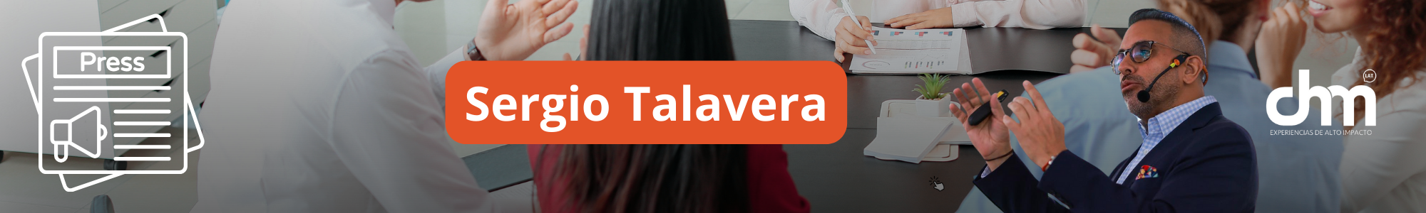 Banner de prensa con Sergio Talavera, destacado conferencista y consultor en liderazgo y comunicación, dirigiéndose a un público con un micrófono de diadema, acompañado de gráficos y presentaciones.