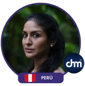 Retrato de la Dra. Rosa Vásquez Espinoza en la selva, con borde morado y logotipo de DM, junto con la bandera de Perú y el texto "PERÚ".