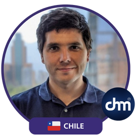 Fabián Martínez con una camisa azul en una imagen circular con la bandera de Chile y el logotipo de CHM.