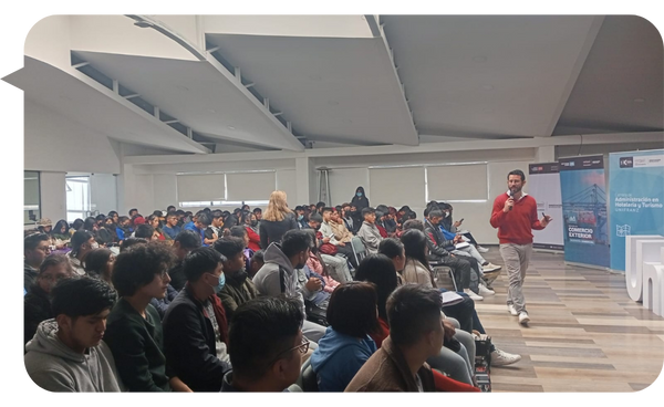 Jorge Fuchs hablando frente a una audiencia en un evento de Unifranz.