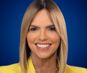 Rashel Díaz sonriendo con una chaqueta amarilla