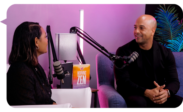 Adrián González, vestido de negro, sonriendo durante una entrevista en un estudio con micrófonos. Un libro titulado Morning Zen está visible sobre la mesa.