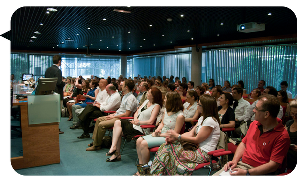 Borja Milans del Bosch dando una conferencia frente a una audiencia llena en una sala de conferencias.