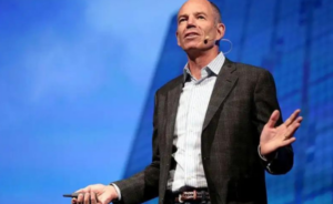 Marc Randolph, cofundador de Netflix, dando una conferencia sobre innovación y éxito empresarial.