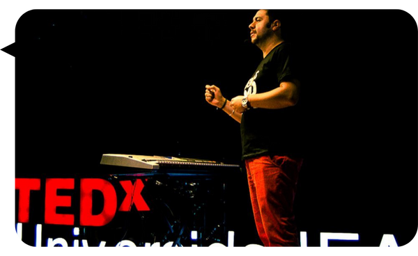 Juan Carlos Gutiérrez en una presentación en TEDx Universidad IESA, hablando sobre liderazgo y bienestar organizacional.