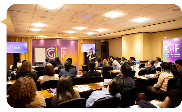 Leo Rodríguez dando una conferencia frente a un auditorio lleno de profesionales en el Guatemala Innovation Forum 2019.