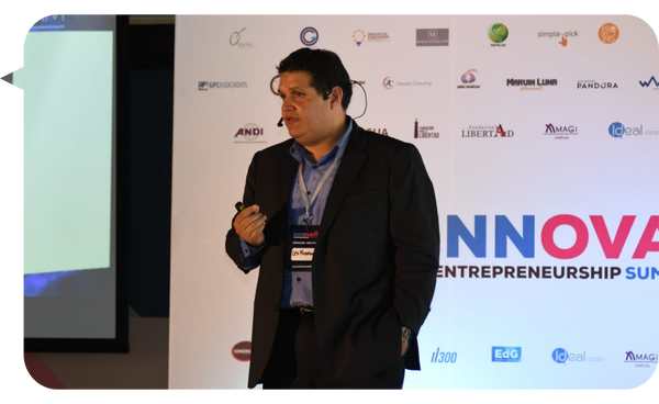 Leo Rodríguez presentando en el escenario durante el INNOVA Entrepreneurship Summit, mientras expone sobre liderazgo y emprendimiento.