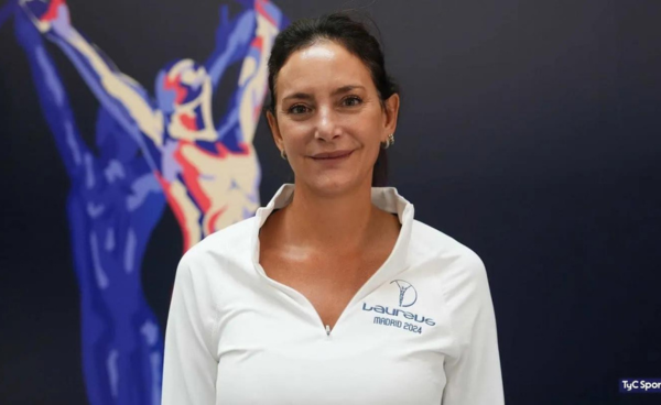 Luciana Aymar posando en un evento con una chaqueta blanca de Laureus Madrid 2024.