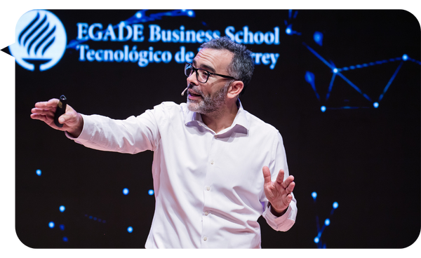 Martín Quirós dando una conferencia en EGADE Business School, Tecnológico de Monterrey.