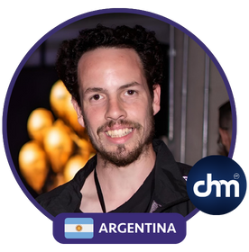 Mataco Iglesias sonriendo con fondo oscuro, bandera de Argentina y logo de CHM.