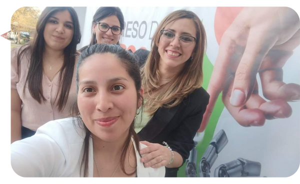 Rita Vieyra junto a un grupo de mujeres sonriendo en un evento empresarial.