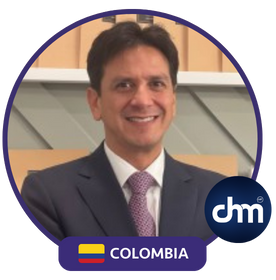 Felipe Jánica con traje formal, dentro de un marco circular con una bandera de Colombia y el logo de "CHM".