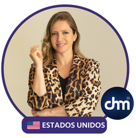 Giancarla Marisio, experta en desarrollo del talento, con fondo redondeado y logo de Estados Unidos.