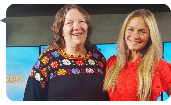 Sylvia Langford junto a Quenita Larraín sonriendo, ambas posando durante un evento.