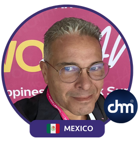 Adolfo Alvarez León con gafas y fondo rosado, logo de "dhm" y bandera de México.