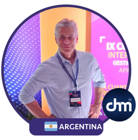 Alejandro Delobelle, conferencista argentino, con fondo vibrante y diseño circular destacado por la insignia de Argentina y un logo.Alejandro Delobelle, conferencista argentino, con fondo vibrante y diseño circular destacado por la insignia de Argentina y un logo.