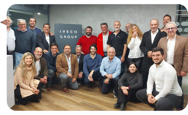 "Fabio Contino junto a un grupo de profesionales en las oficinas de Iveco Group