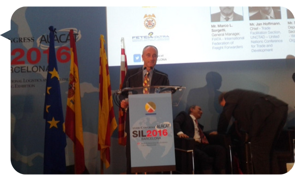 "Fabio Contino en el podio durante el Congreso ALACAT 2016 en SIL Barcelona."