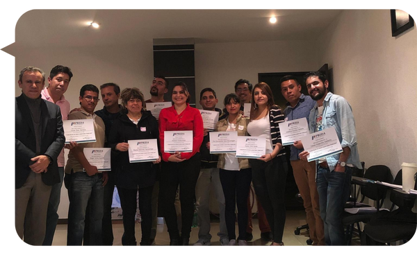 Franco Borges junto a un grupo de participantes que muestran orgullosamente sus diplomas tras completar un taller de capacitación.