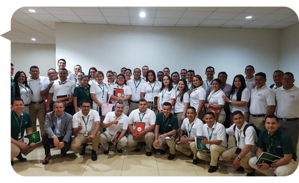 Franco Borges junto a un grupo numeroso de colaboradores en un taller corporativo enfocado en desarrollo profesional.