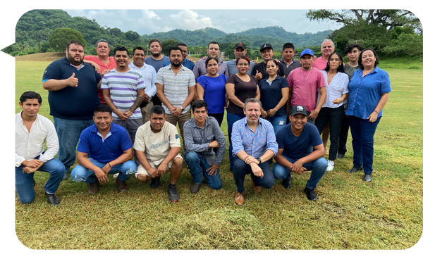 Franco Borges junto a un grupo de participantes en una actividad de capacitación al aire libre.