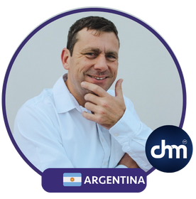 : José Illescas, conferencista de Argentina, sonriendo con fondo neutro y logo de Charlas Motivacionales.