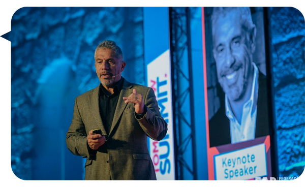 Pancho Campo dando una conferencia como Keynote Speaker, con su retrato proyectado en el escenario junto al texto "Keynote Speaker".