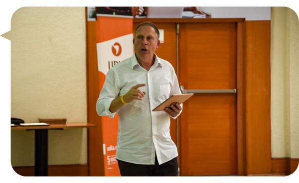 Rodrigo Cauas Esturillo, psicólogo deportivo, impartiendo una conferencia.