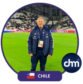 Rodrigo Cauas Esturillo en un estadio, vistiendo uniforme deportivo con bandera de Chile y logotipo de DHM.