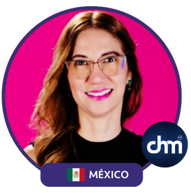 "Yami Almaguer Gil enmarcada en un círculo, con gafas y fondo rosa, acompañada del logotipo de DM y una bandera de México."