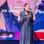 Ivonne Casado, conferencista internacional, impartiendo una charla sobre autenticidad, poder interior y transformación femenina desde el escenario.