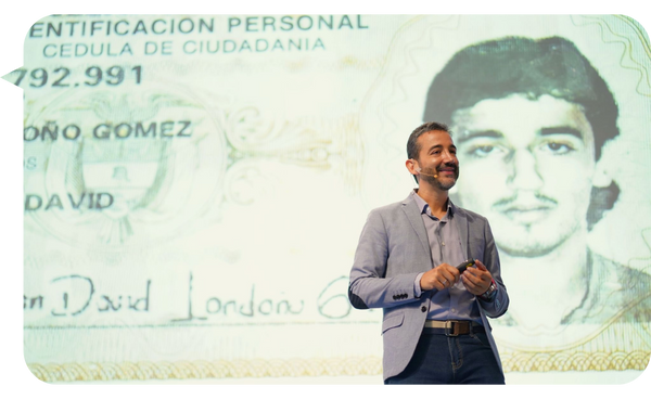 Juan David Londoño en el escenario, compartiendo una experiencia personal a través de su identificación.