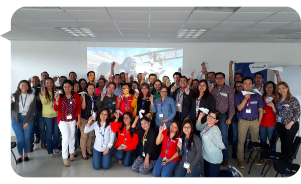 Grupo de personas participando en una experiencia de formación liderada por Juan David Londoño.