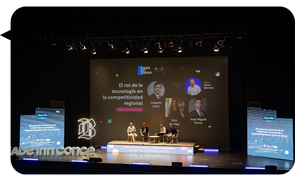 Panel de conversación en el evento "Made in Concepción", con Kim Brierley y otros expertos discutiendo sobre el rol de la tecnología en la competitividad regional.