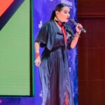 Ivonne Casado, conferencista internacional, en el escenario durante una conferencia en vivo sobre liderazgo, empoderamiento y autenticidad femenina.