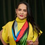 vonne Casado, conferencista internacional, en plano medio con atuendo colorido y mirada segura, transmitiendo autenticidad y liderazgo desde el ser.