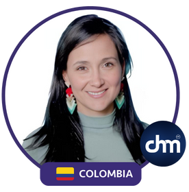 Alejandra Jiménez, líder en felicidad y salud mental, representando a Colombia, con un marco redondo y logotipo de "chm".