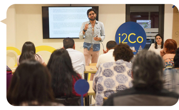 Armando Regil Velasco impartiendo una conferencia en i2Co, compartiendo ideas sobre liderazgo, innovación y transformación con su audiencia.