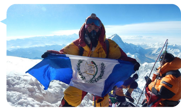 Bárbara Padilla en la cima del Monte Everest, sosteniendo la bandera de Guatemala tras completar su ascenso histórico.