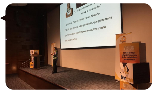 Bárbara Padilla en una conferencia motivacional, hablando sobre la importancia del ego y la mentalidad positiva en el logro de sueños.