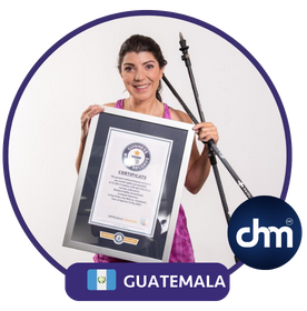 Bárbara Padilla, conferencista y montañista guatemalteca, sostiene un certificado del Guinness World Records con fondo blanco.