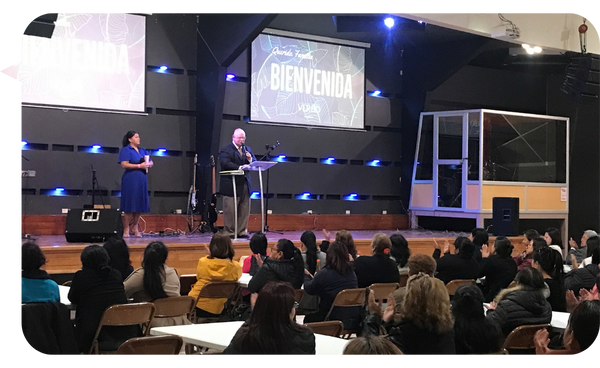 Dr. Juan Bonilla impartiendo una conferencia sobre liderazgo y valores familiares