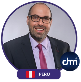 Javier Benítez Campos, conferencista internacional, con traje y corbata, representando a Perú, dentro de un marco circular con logotipo de "chm".