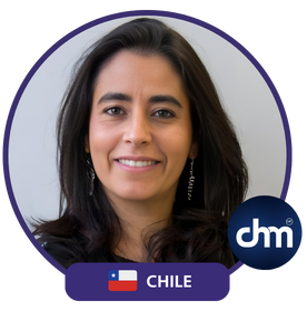 Jennifer Fernández Quinlan, líder en tecnología y negocios, representando a Chile, con un marco redondo y logotipo de "Chm".